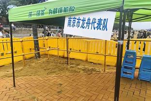 拜仁球迷拉横幅抗议格雷泽票价定太高，曼联球迷鼓掌：格雷泽滚蛋